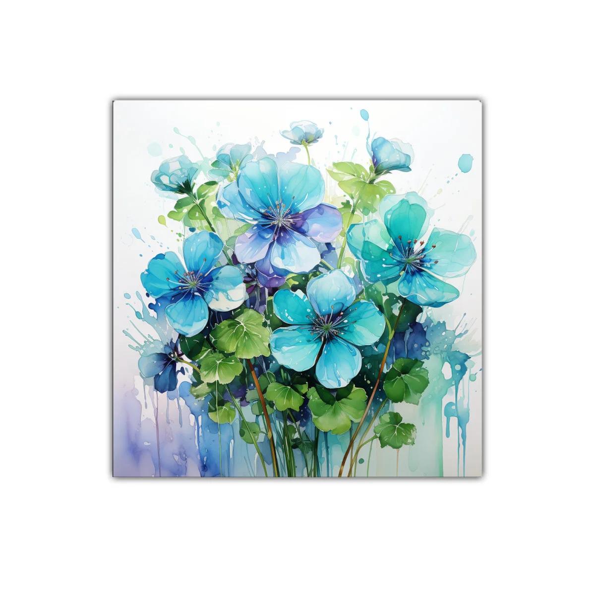 Flores azules vibrantes con hojas verdes frescas