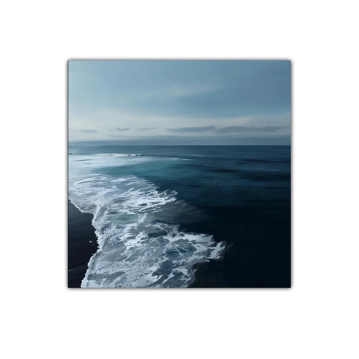 Mar en calma al atardecer con oleaje suave y cielo azul — miniatura 1