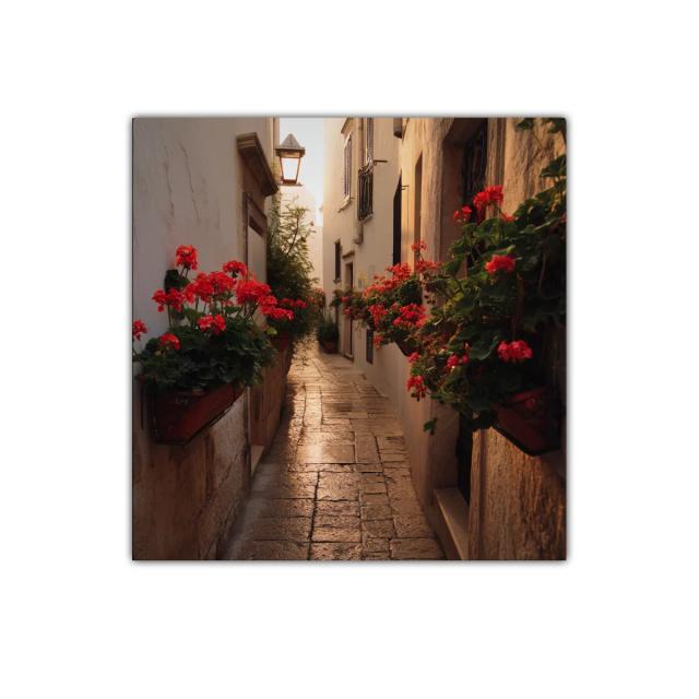 Callejón Mediterráneo con Flores Rojas en Atardecer Cálido