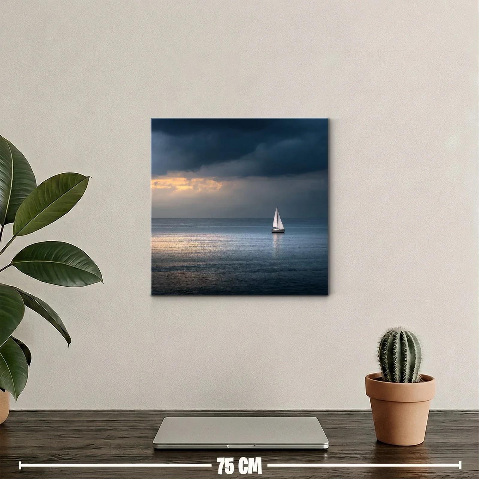 Velero solitario en mar tranquilo al atardecer — miniatura 2