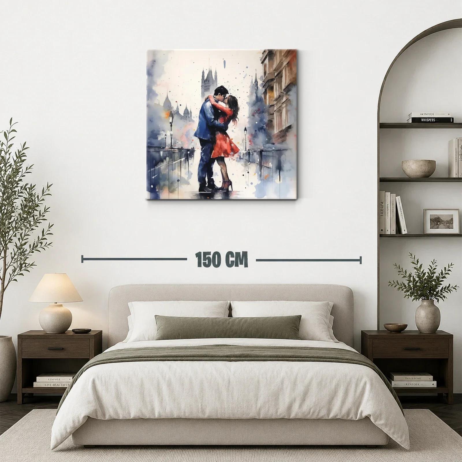 Romántico abrazo en la ciudad entre luces y sombras — miniatura 3
