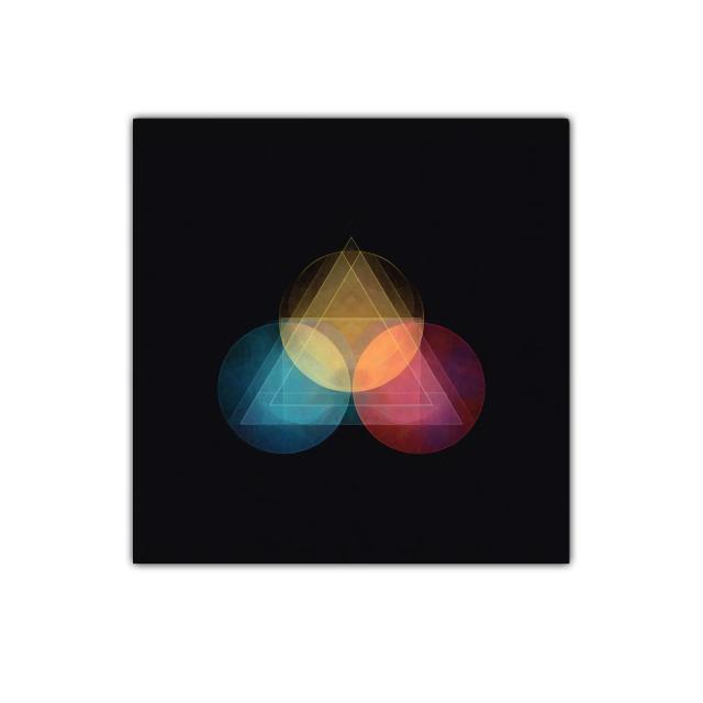 Composición geométrica con círculos y triángulos coloridos