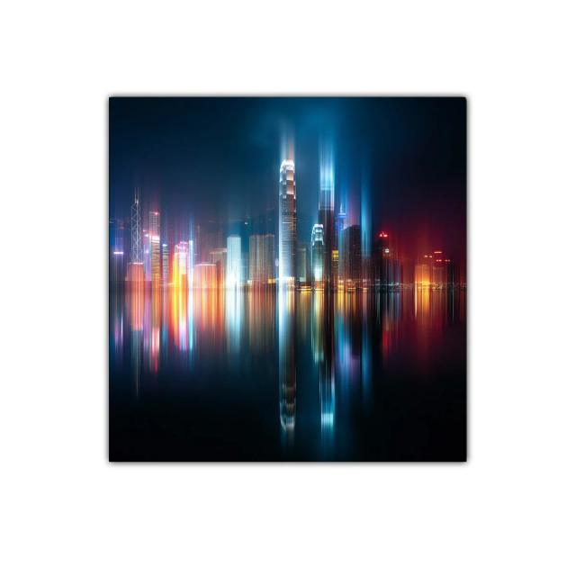 Ciudad futurista iluminada con reflejos vibrantes en el agua