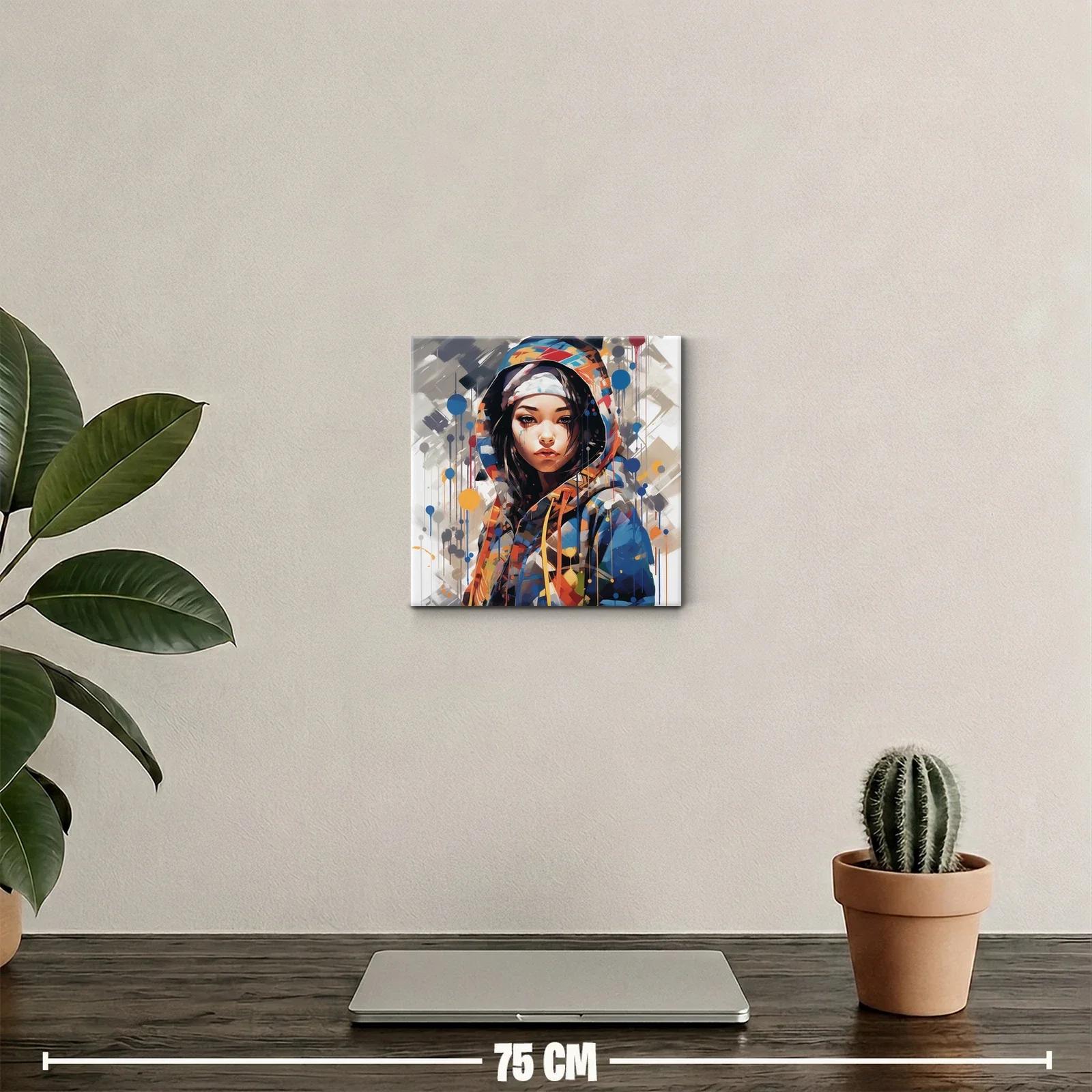 Retrato moderno de mujer con capucha colorida y expresiva — miniatura 2