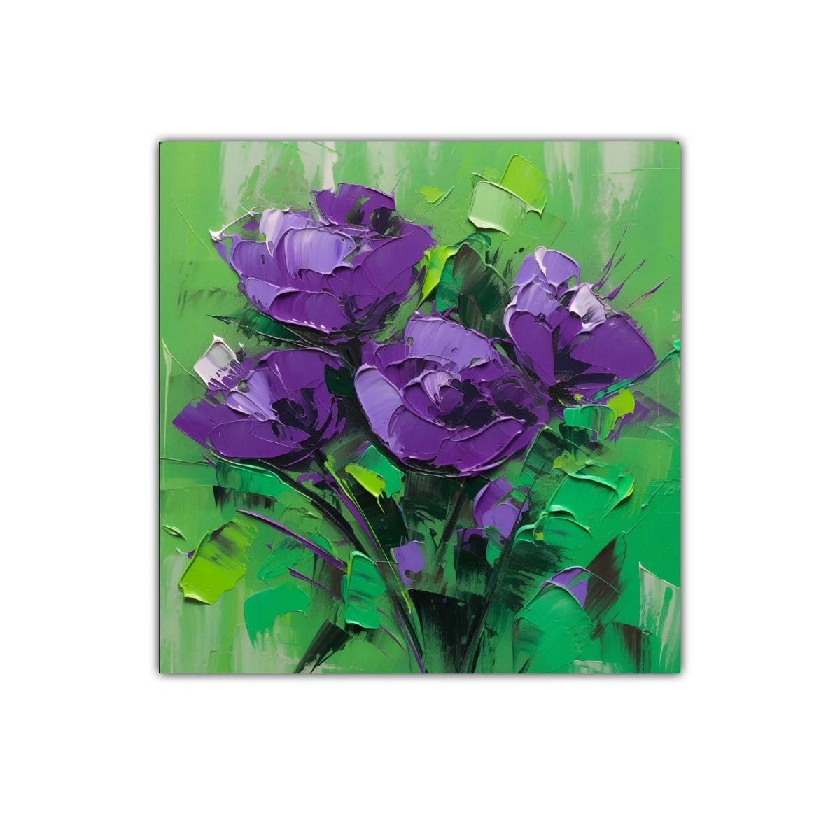 Cuadro con ramo de flores moradas sobre fondo verde vibrante