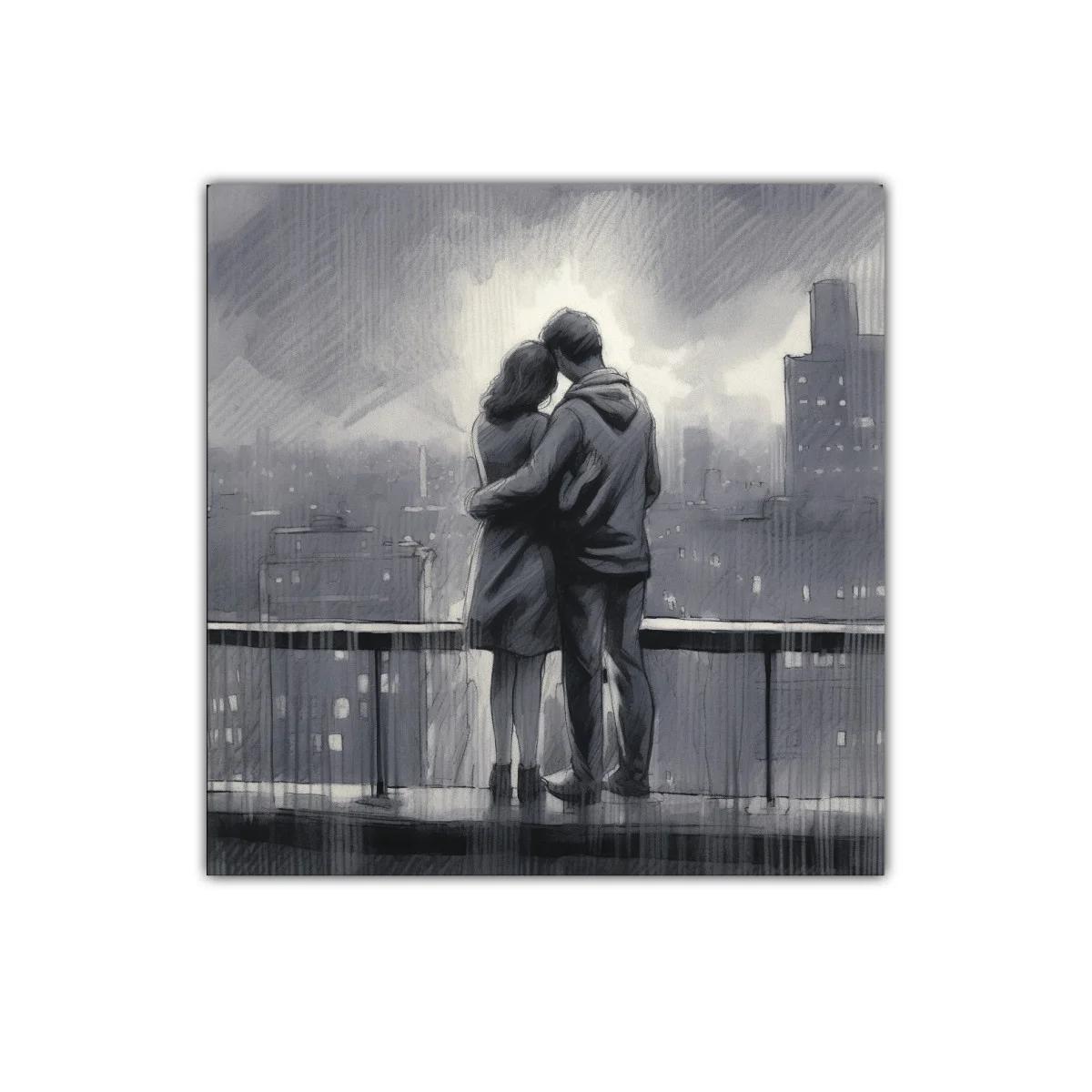 Pareja abrazada en ciudad gris con luz tenue al fondo — imagen principal
