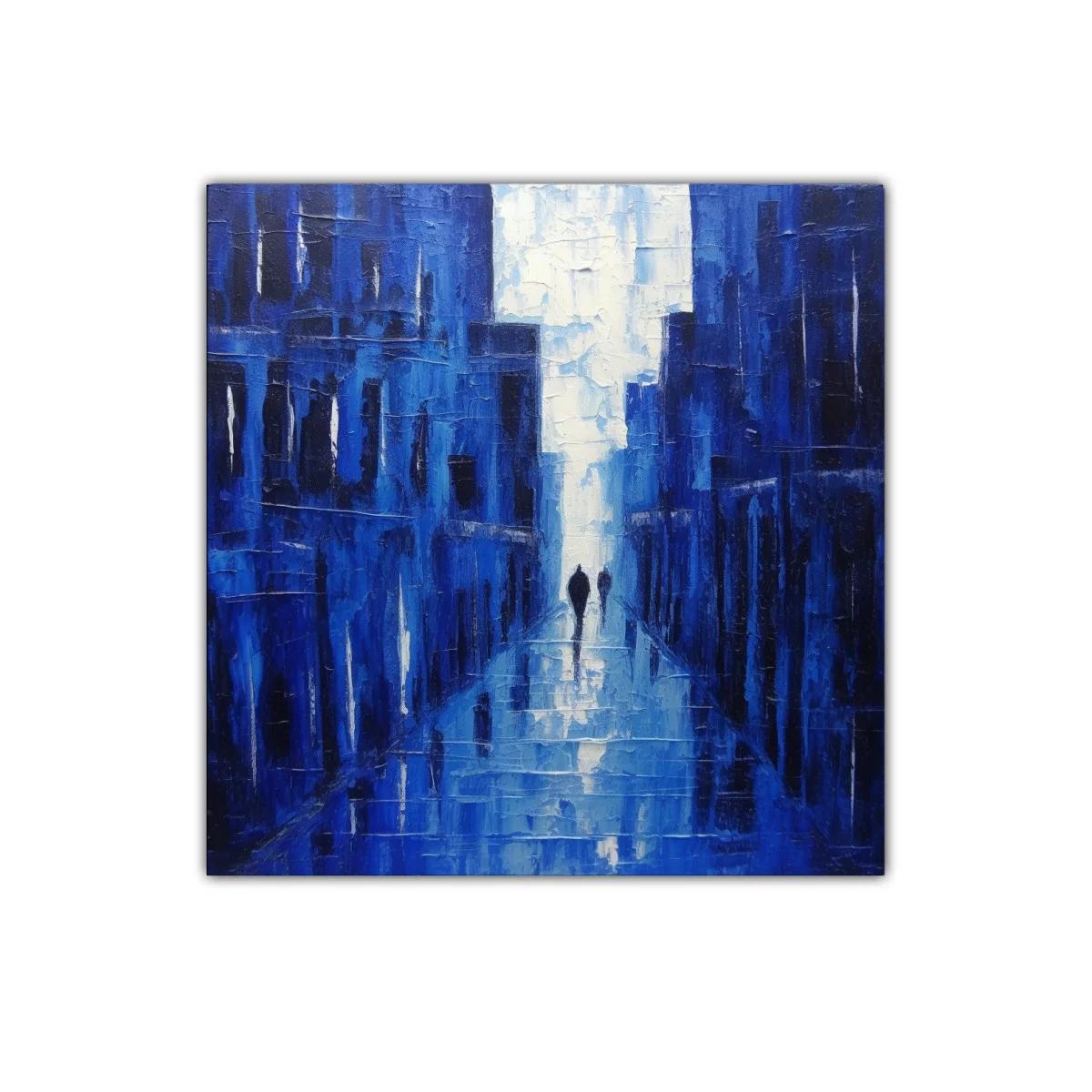 Perspectiva urbana con siluetas en tonos azules intensos — imagen principal