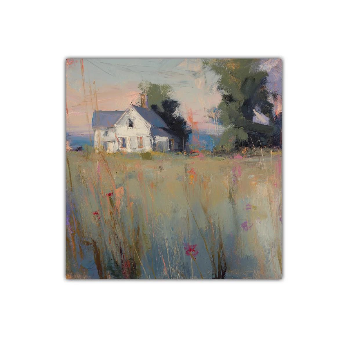 Paisaje campestre con casa blanca y pradera al atardecer — imagen principal