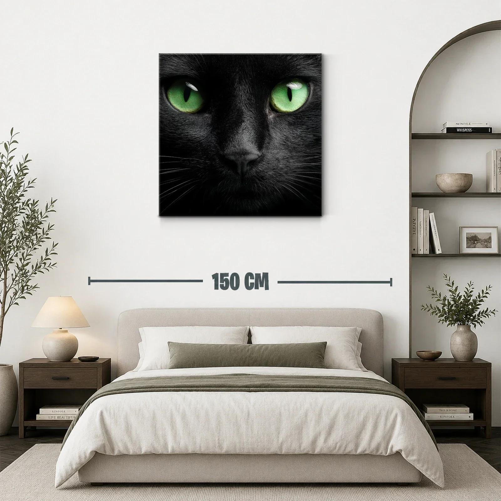 Impactante rostro de gato negro con ojos verdes intensos — miniatura 3