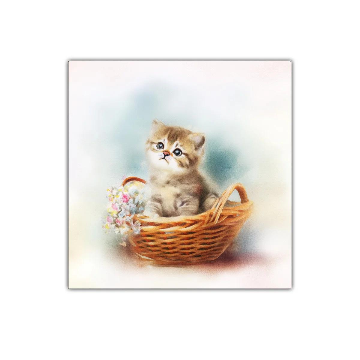 Tierna escena de gatito en cesta con flores delicadas — imagen principal