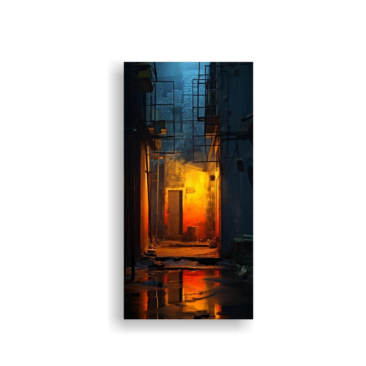 Cuadro callejón urbano con puerta iluminada y reflejos nocturnos — imagen principal