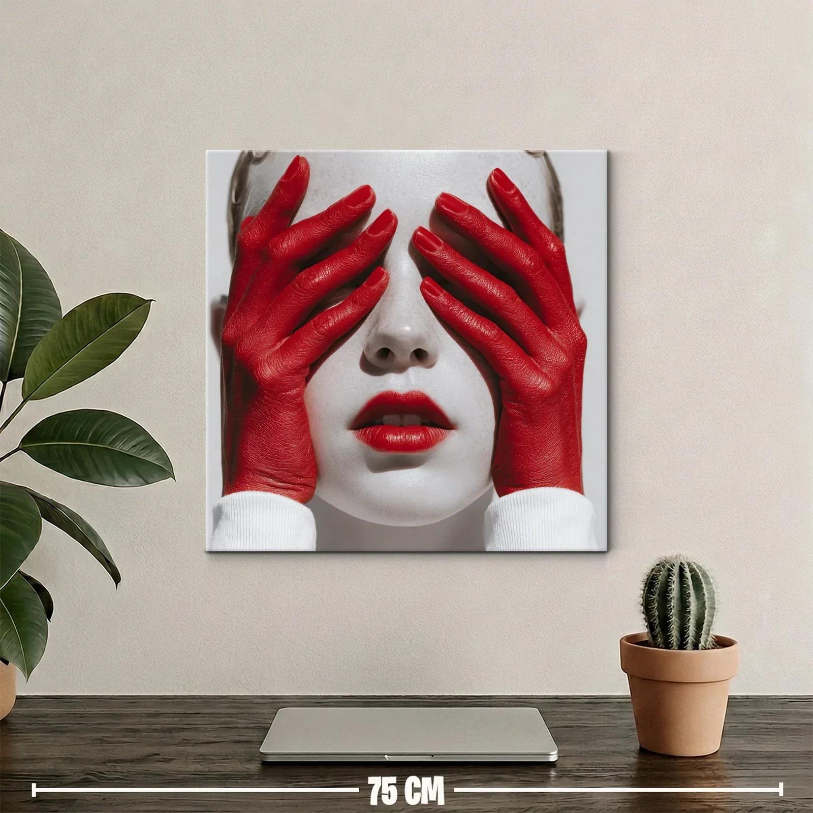 Impactante expresión con manos rojas sobre rostro pálido — miniatura 2