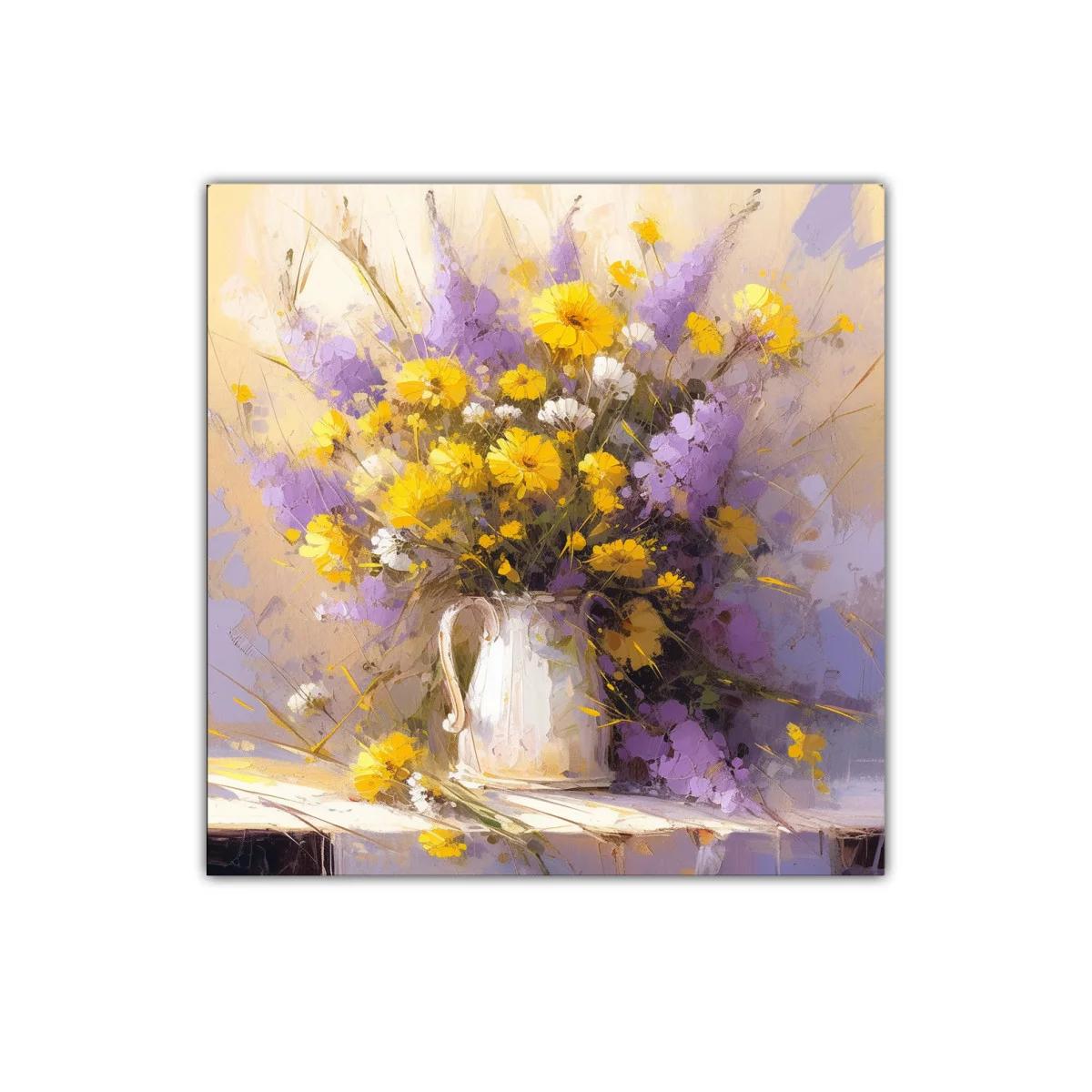 Ramo vibrante de flores amarillas y lilas en florero blanco