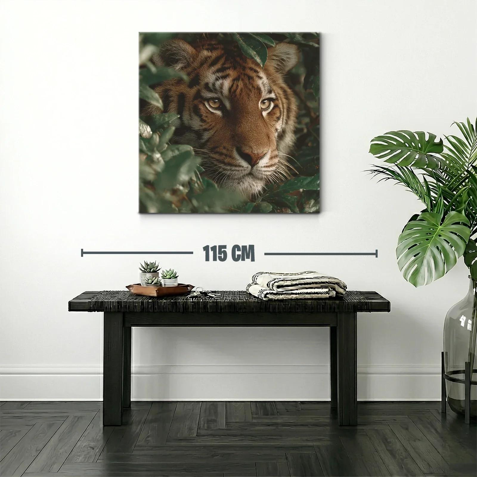 Mirada intensa de tigre entre follaje verde — miniatura 2