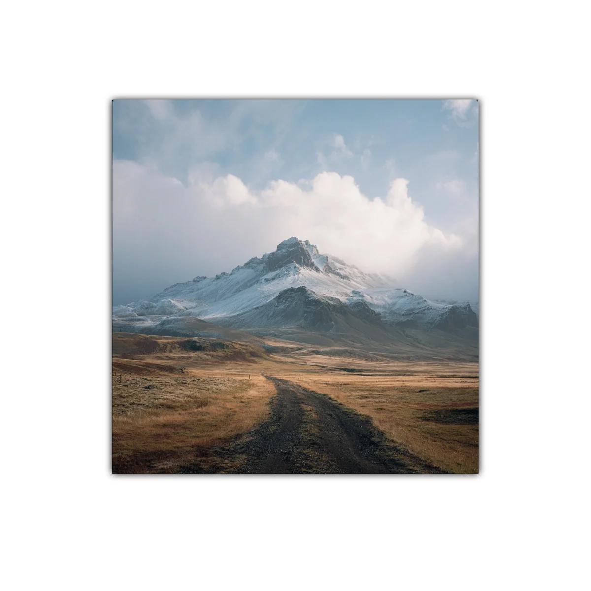 Paisaje montañoso con cielo nublado y camino terroso — imagen principal