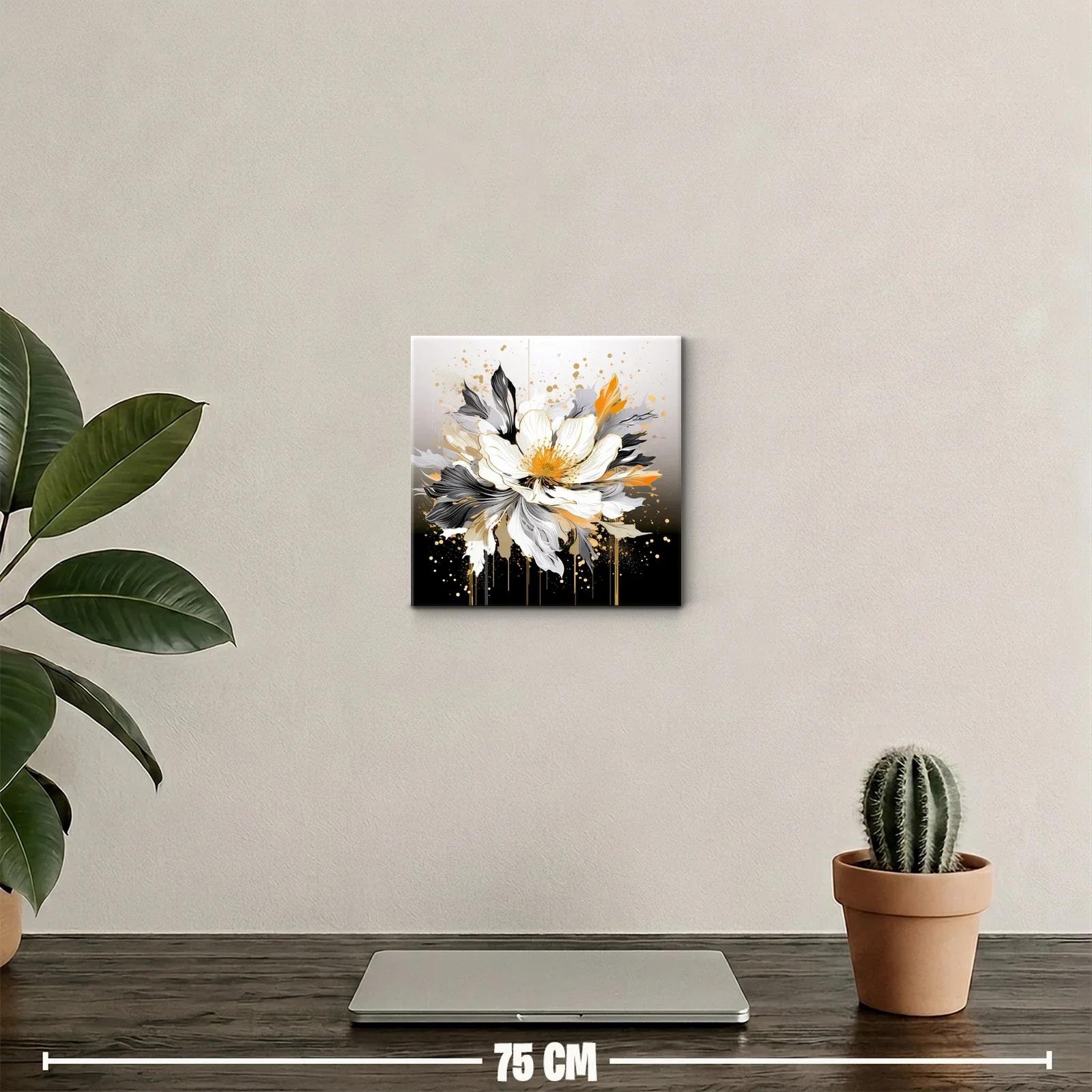 Flor grande con detalles dorados en tonos neutros y negros — miniatura 2