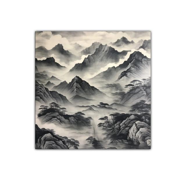 Paisaje de montañas entre niebla en tonos grises y negros