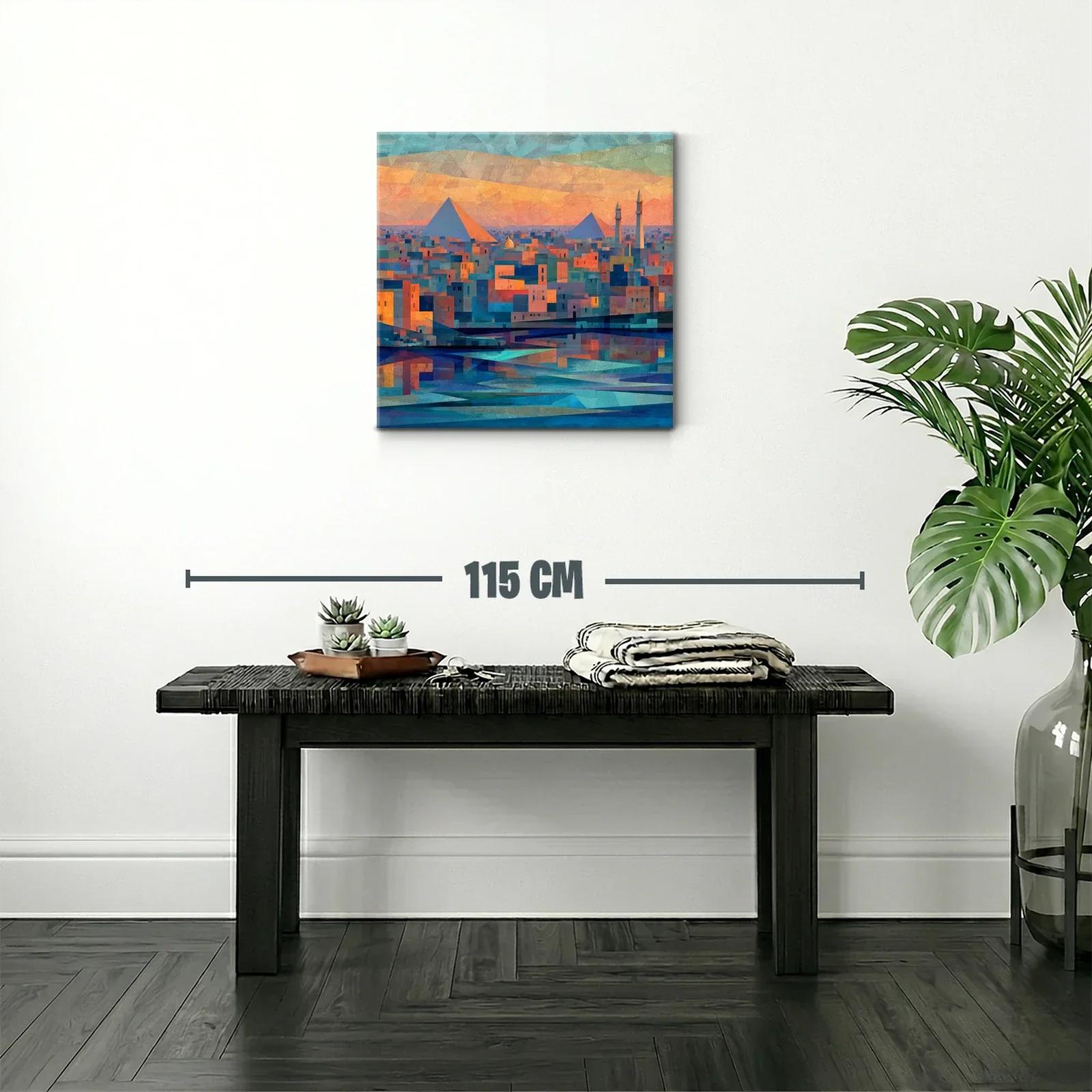 Atardecer sobre ciudad con pirámides y reflejos en agua — miniatura 2
