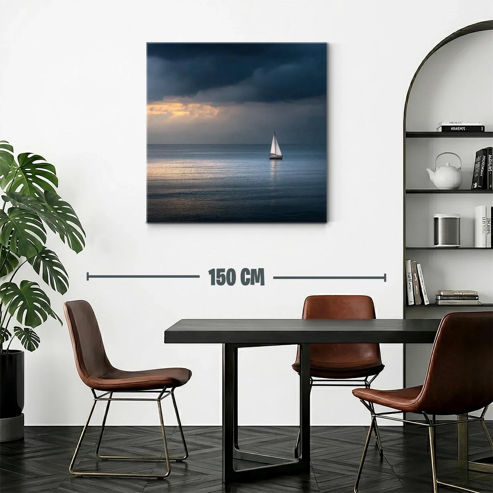 Velero solitario en mar tranquilo al atardecer — miniatura 2