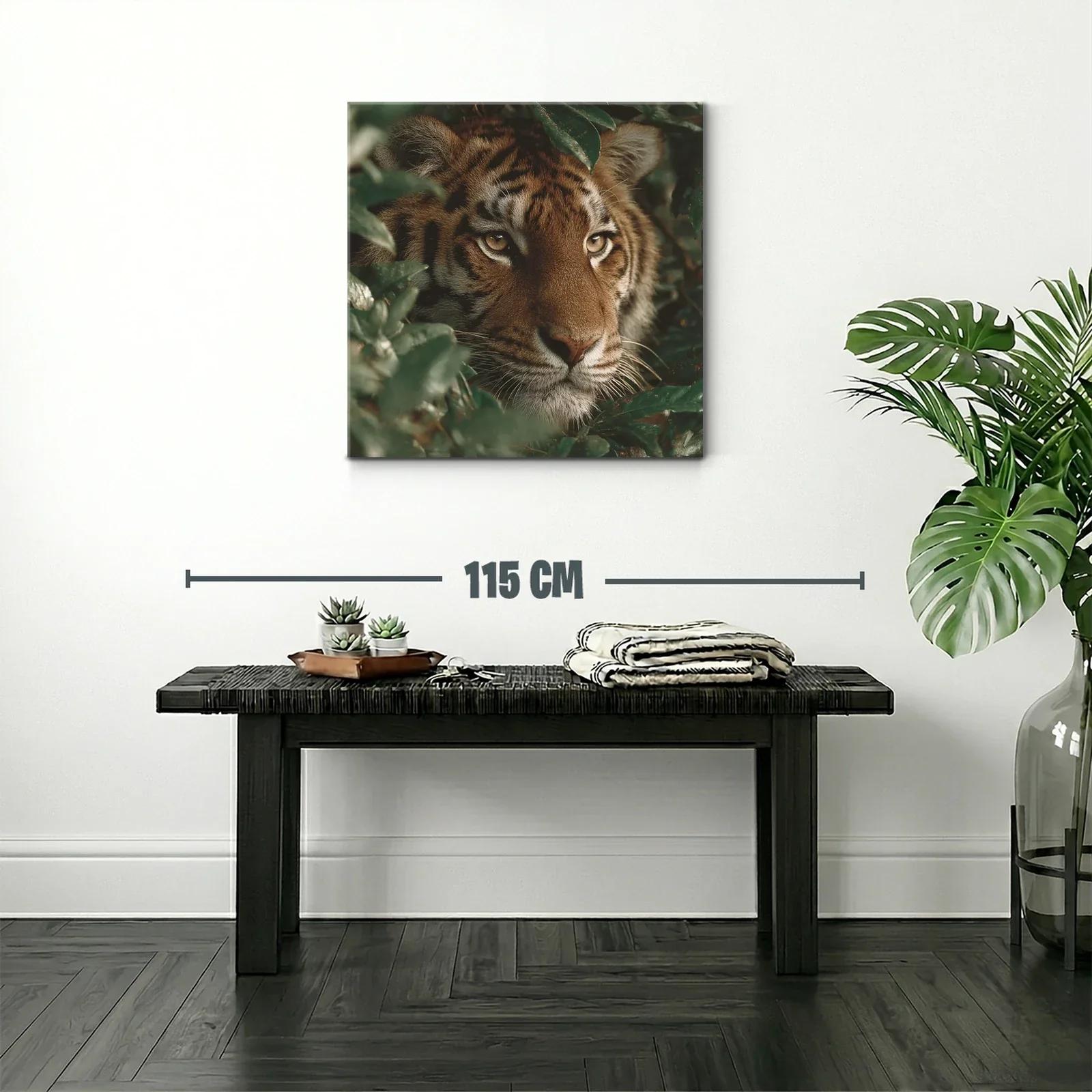 Mirada intensa de tigre entre follaje verde — miniatura 2
