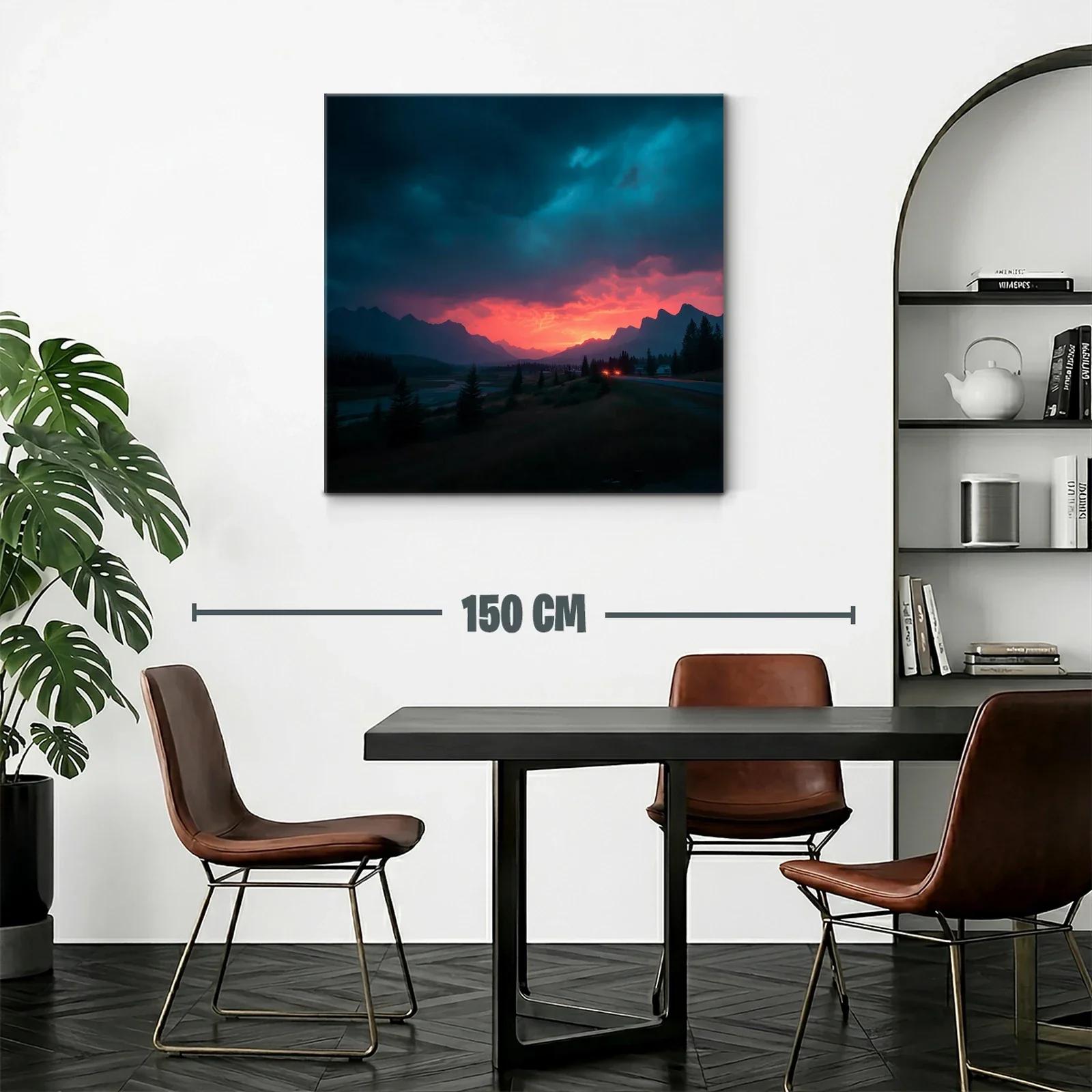 Atardecer dramático en paisaje montañoso y bosque — miniatura 2