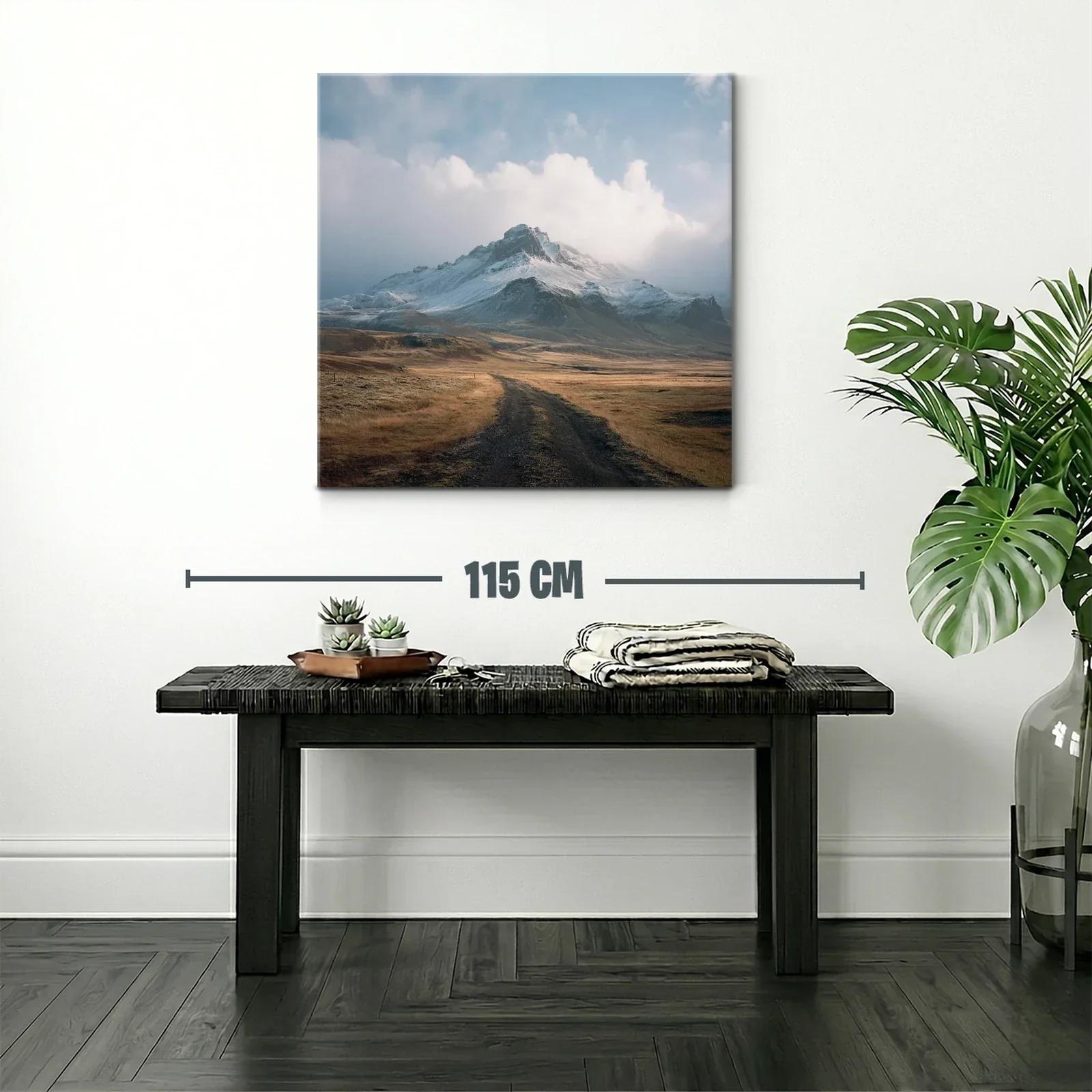 Paisaje montañoso con cielo nublado y camino terroso — miniatura 2