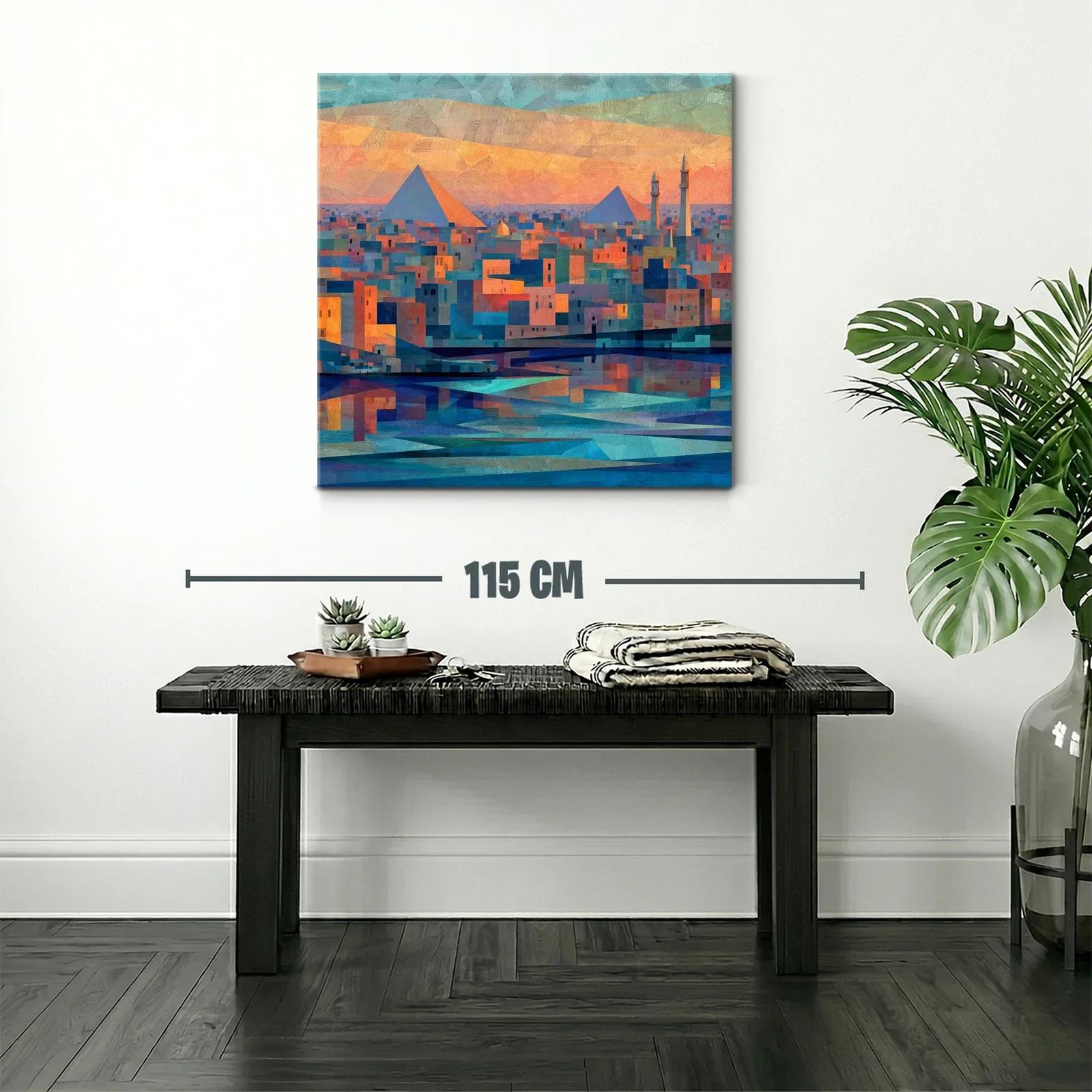 Atardecer sobre ciudad con pirámides y reflejos en agua — miniatura 2