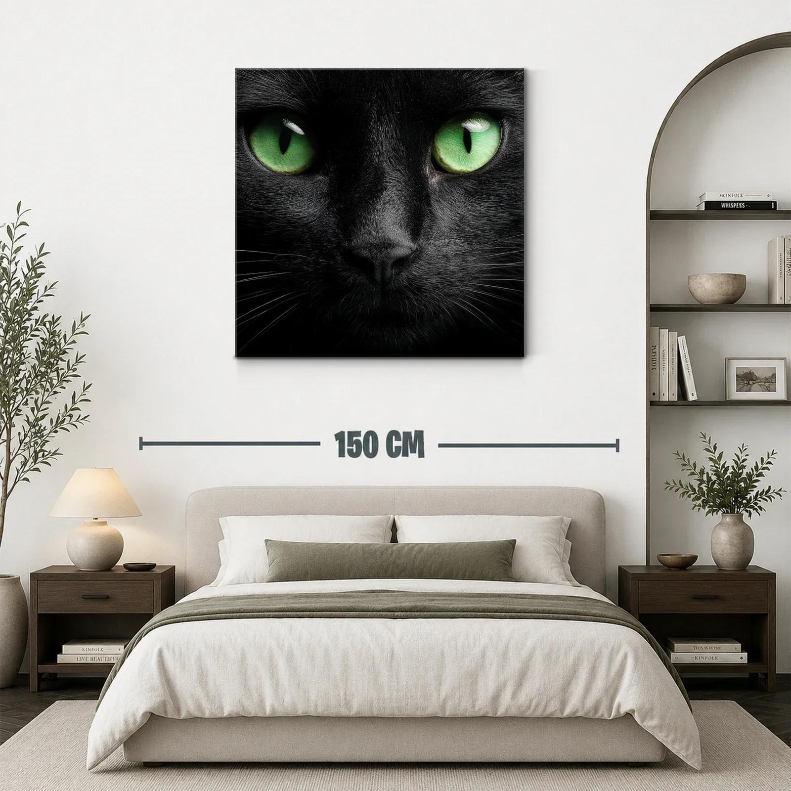 Impactante rostro de gato negro con ojos verdes intensos — miniatura 3