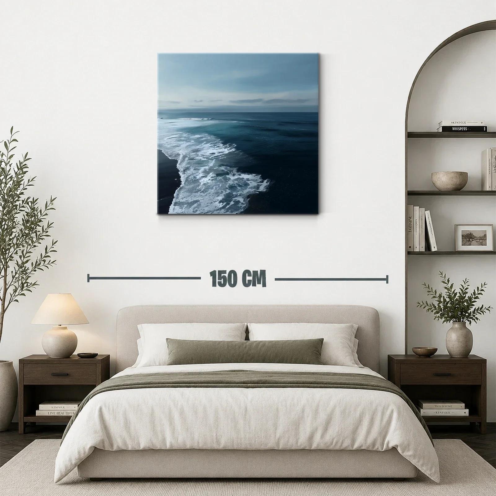 Mar en calma al atardecer con oleaje suave y cielo azul — miniatura 3