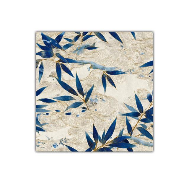 Cuadro con hojas azules y trazos dorados sobre fondo beige