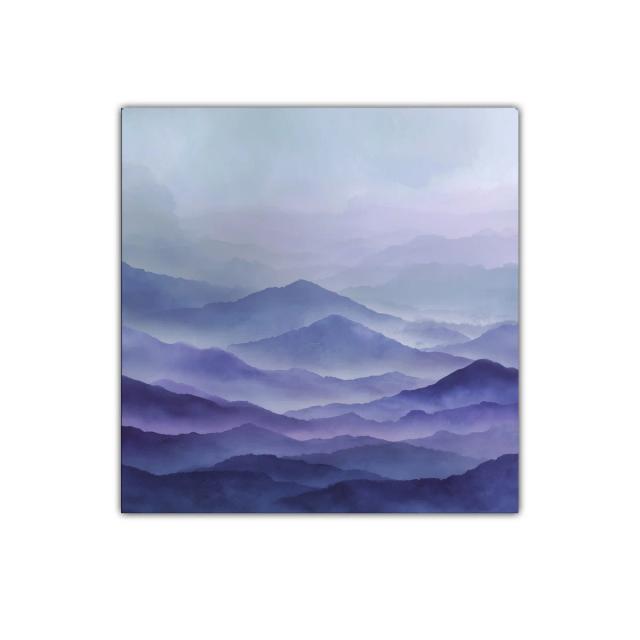 Paisaje de montañas en tonos azules y violeta suaves