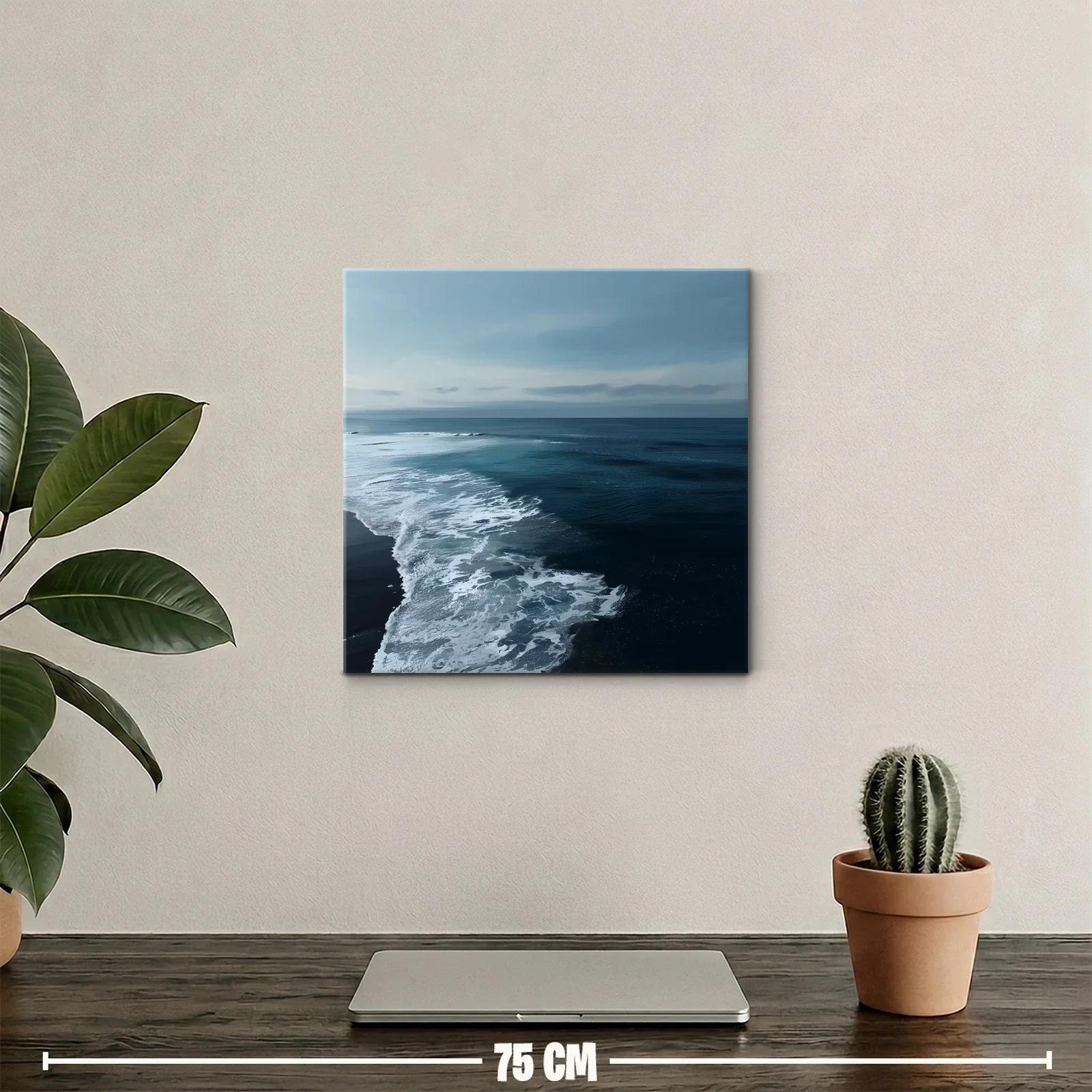Mar en calma al atardecer con oleaje suave y cielo azul — miniatura 2
