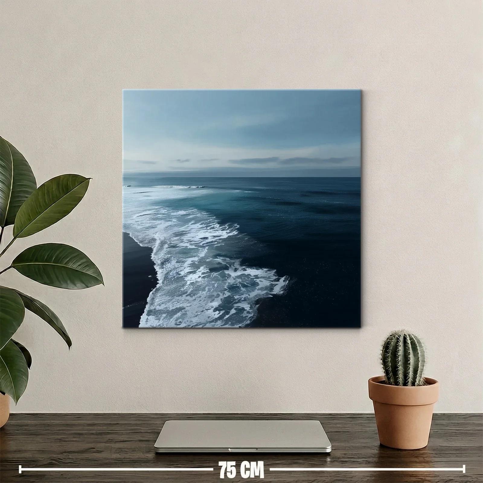 Mar en calma al atardecer con oleaje suave y cielo azul — miniatura 2