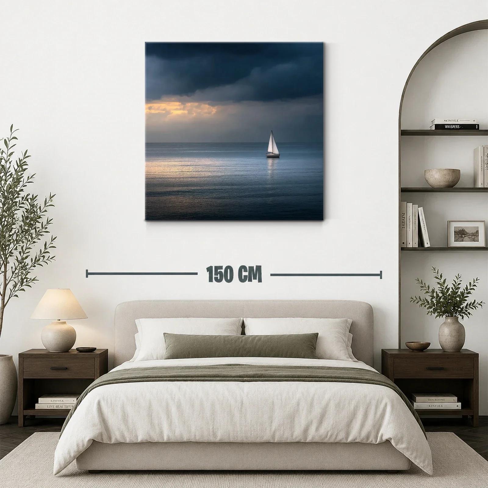 Velero solitario en mar tranquilo al atardecer — miniatura 3