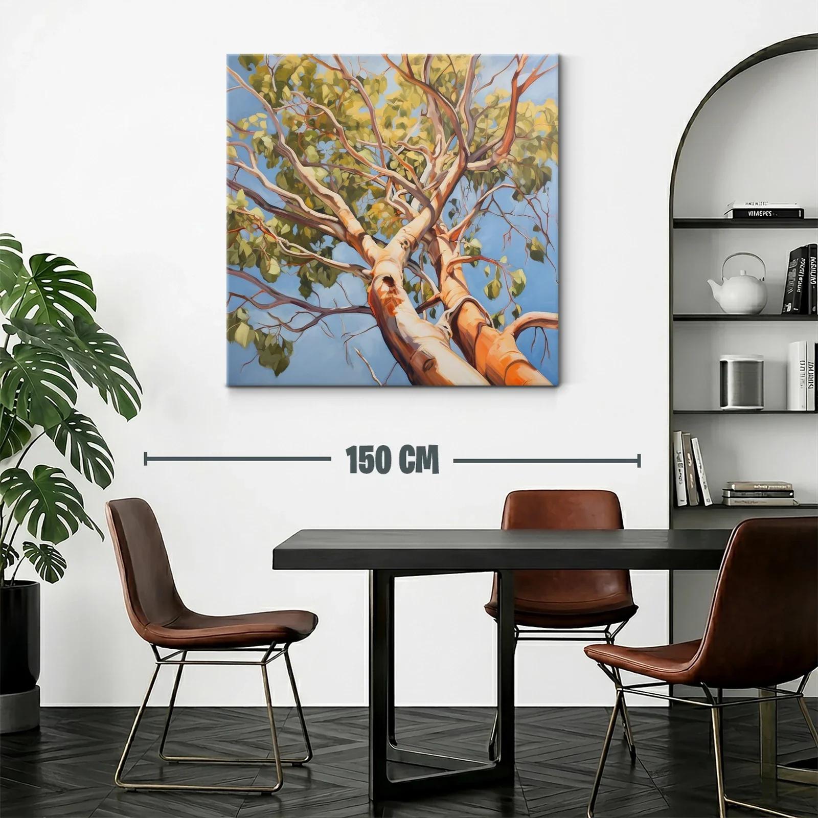 Árbol con ramas extendidas y follaje verde bajo cielo azul — miniatura 2