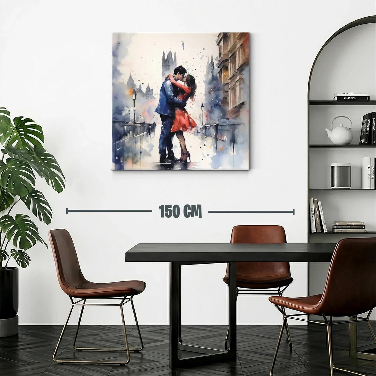 Romántico abrazo en la ciudad entre luces y sombras — miniatura 2