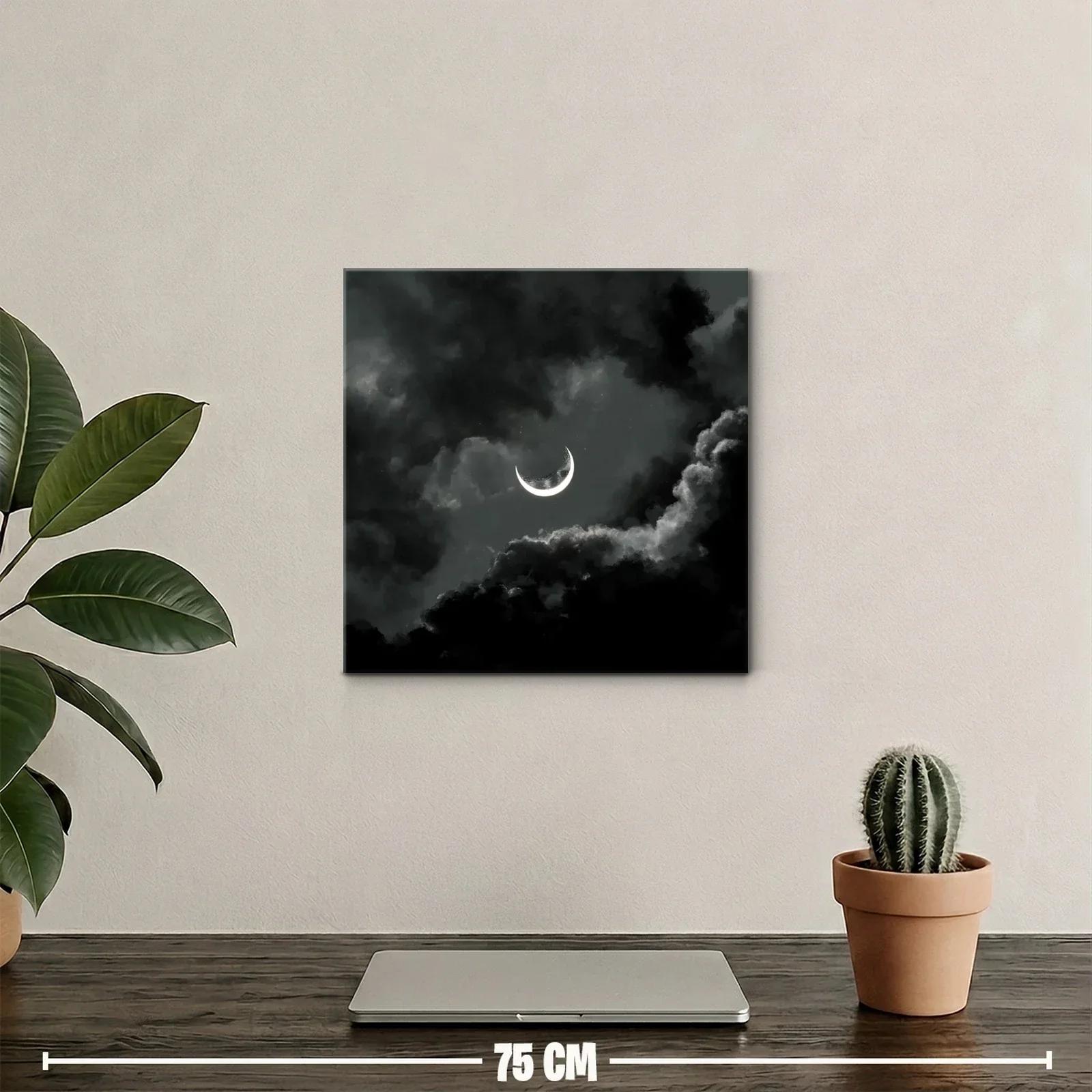 Creciente lunar brillante entre nubes oscuras intensas — miniatura 2