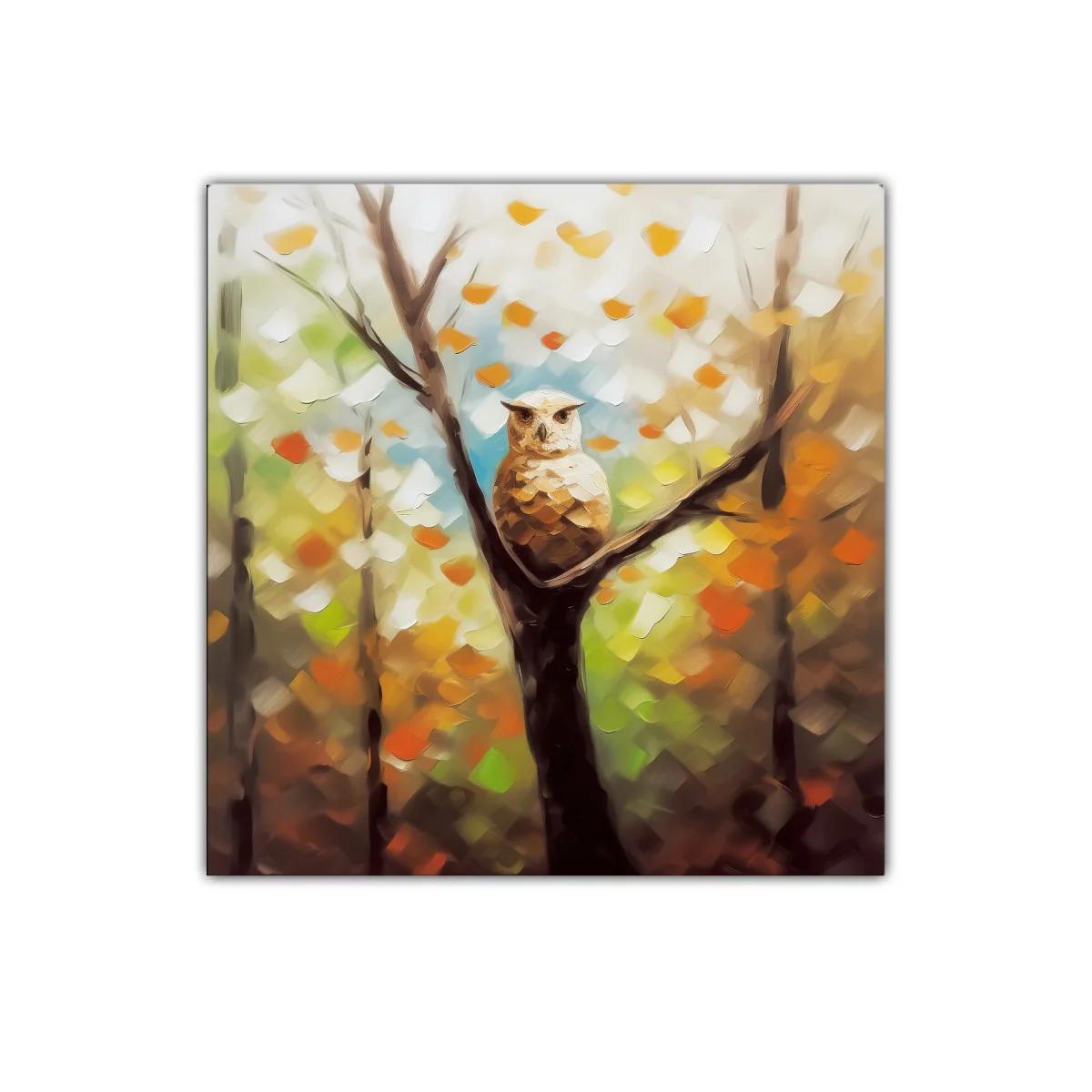 Búho Solitario en Bosque de Otoño