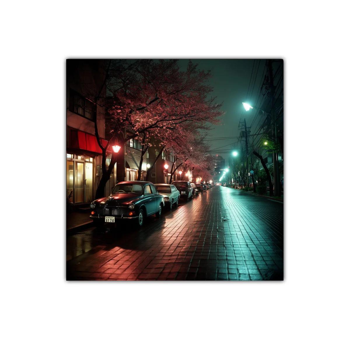 Calle nocturna con árboles rosados y coches clásicos