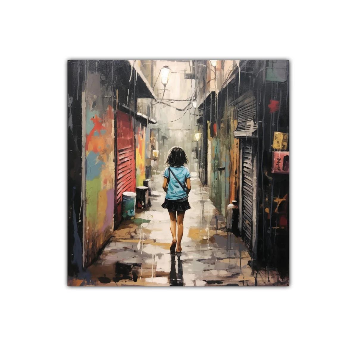 Callejón urbano con figura femenina caminando sola — imagen principal