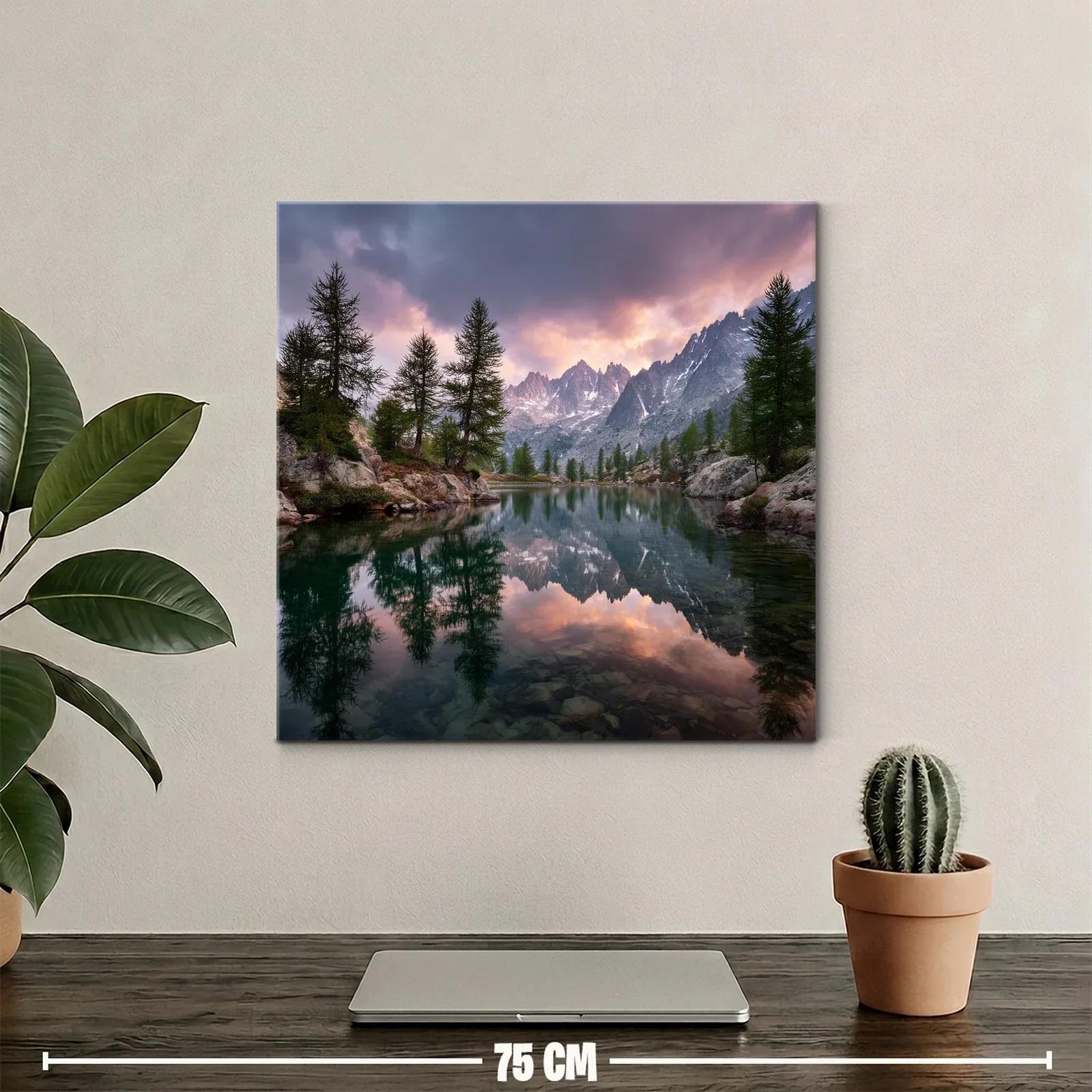 Paisaje montañoso reflejado en lago al atardecer — miniatura 2