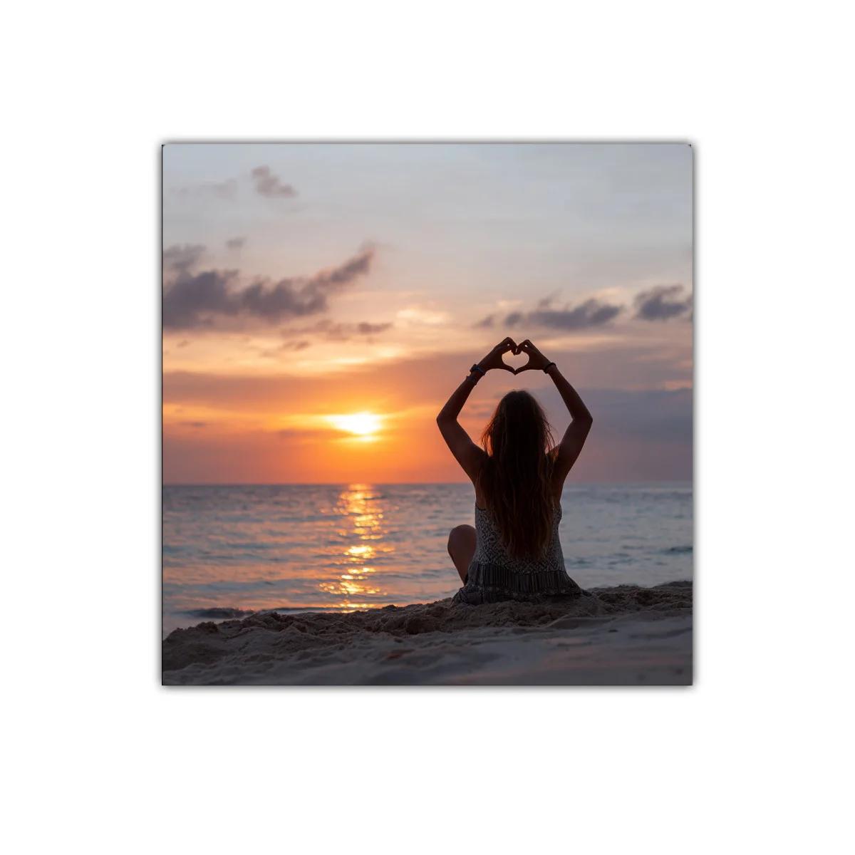 Atardecer sereno con figura formando corazón — miniatura 1