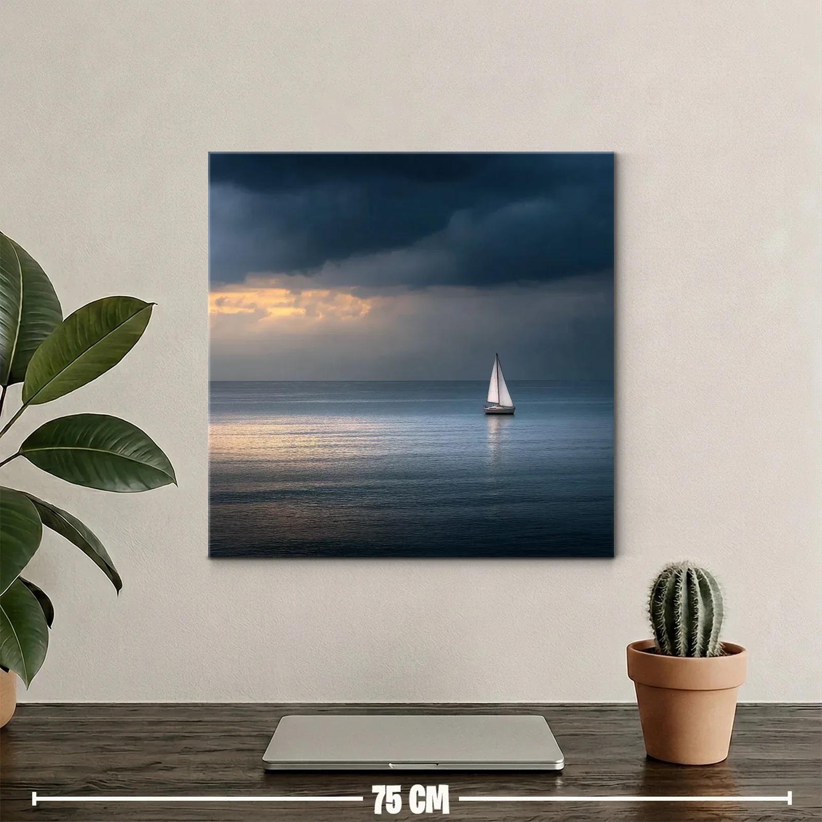 Velero solitario en mar tranquilo al atardecer — miniatura 2