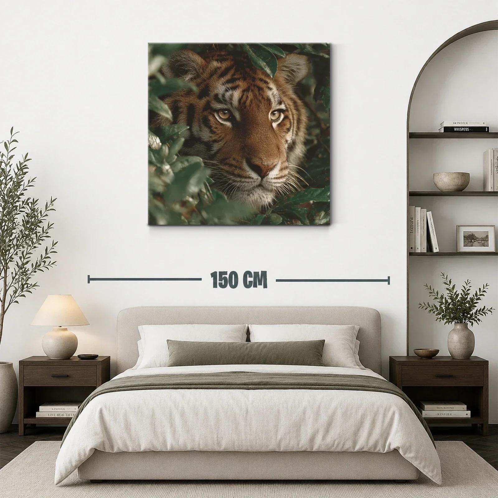 Mirada intensa de tigre entre follaje verde — miniatura 3