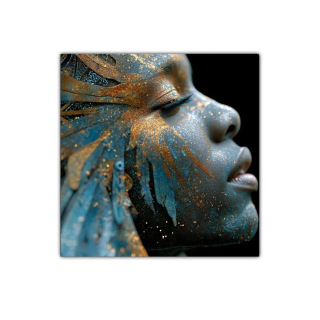 Rostro artístico con detalles dorados y tonos azules