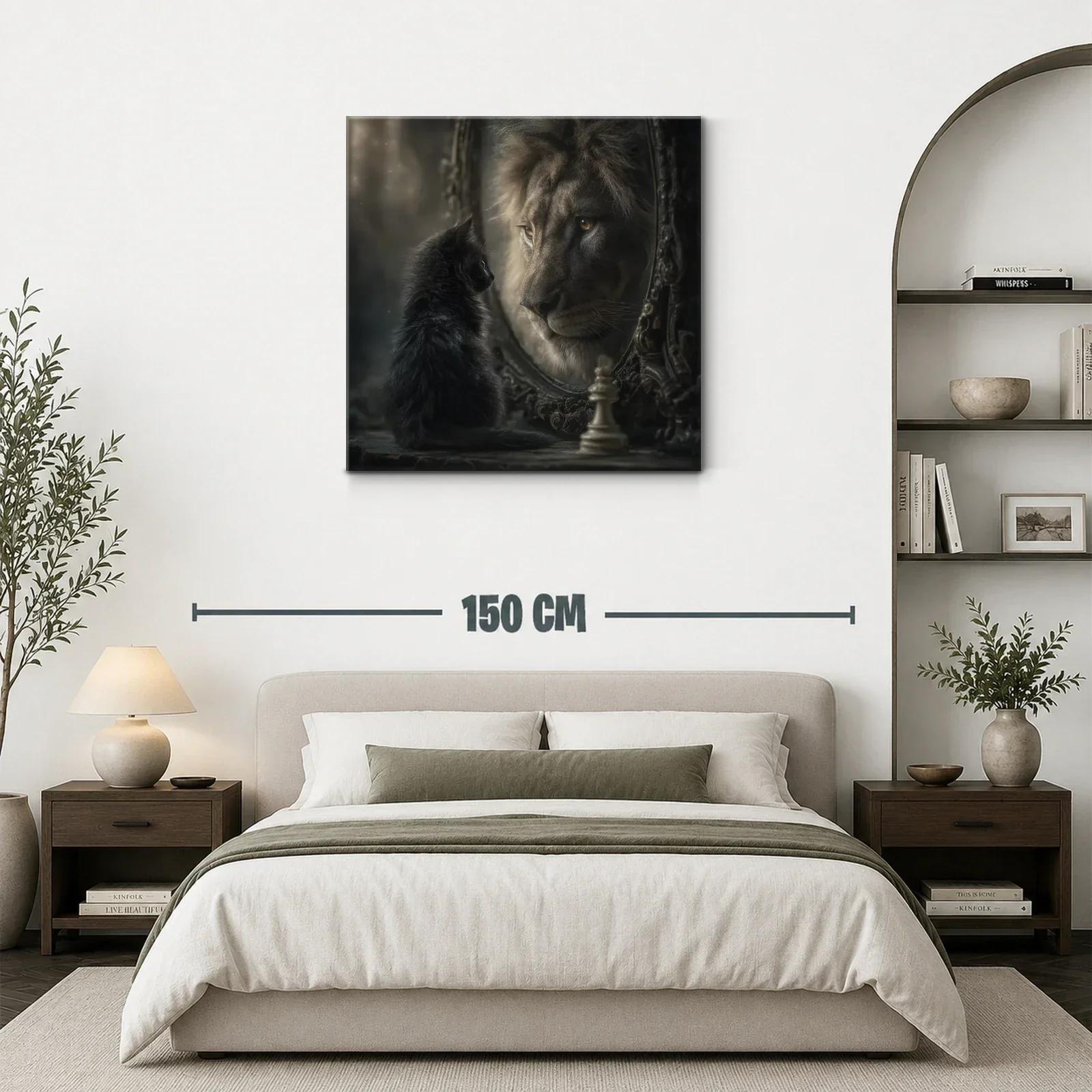 Gato negro mirando león en espejo con ajedrez artístico — miniatura 3