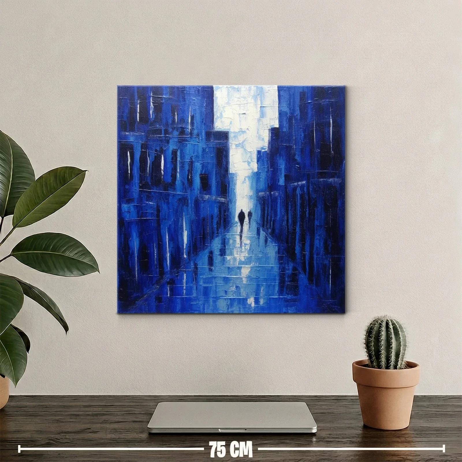 Perspectiva urbana con siluetas en tonos azules intensos — miniatura 2
