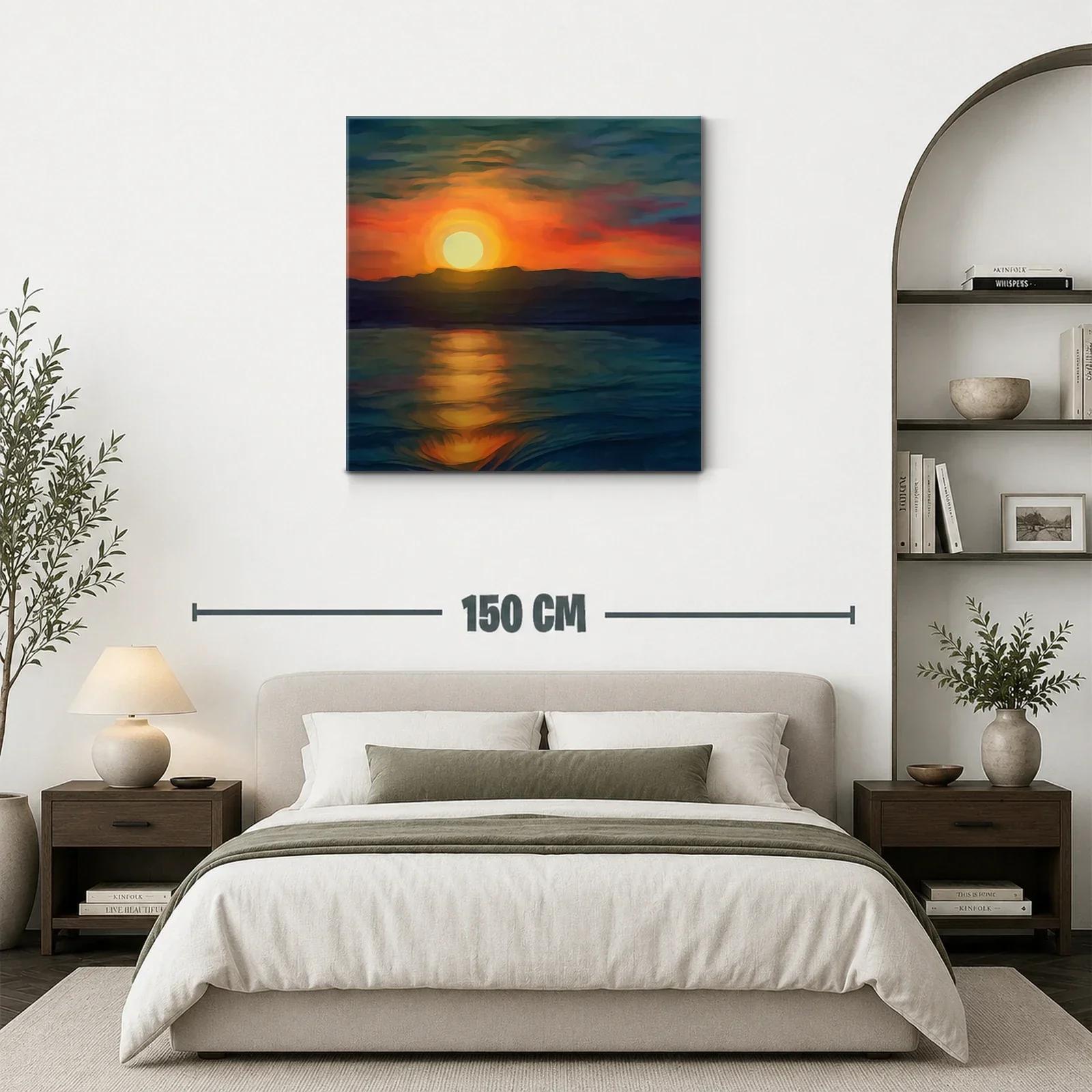 Atardecer luminoso sobre el mar y montañas oscuras — miniatura 3