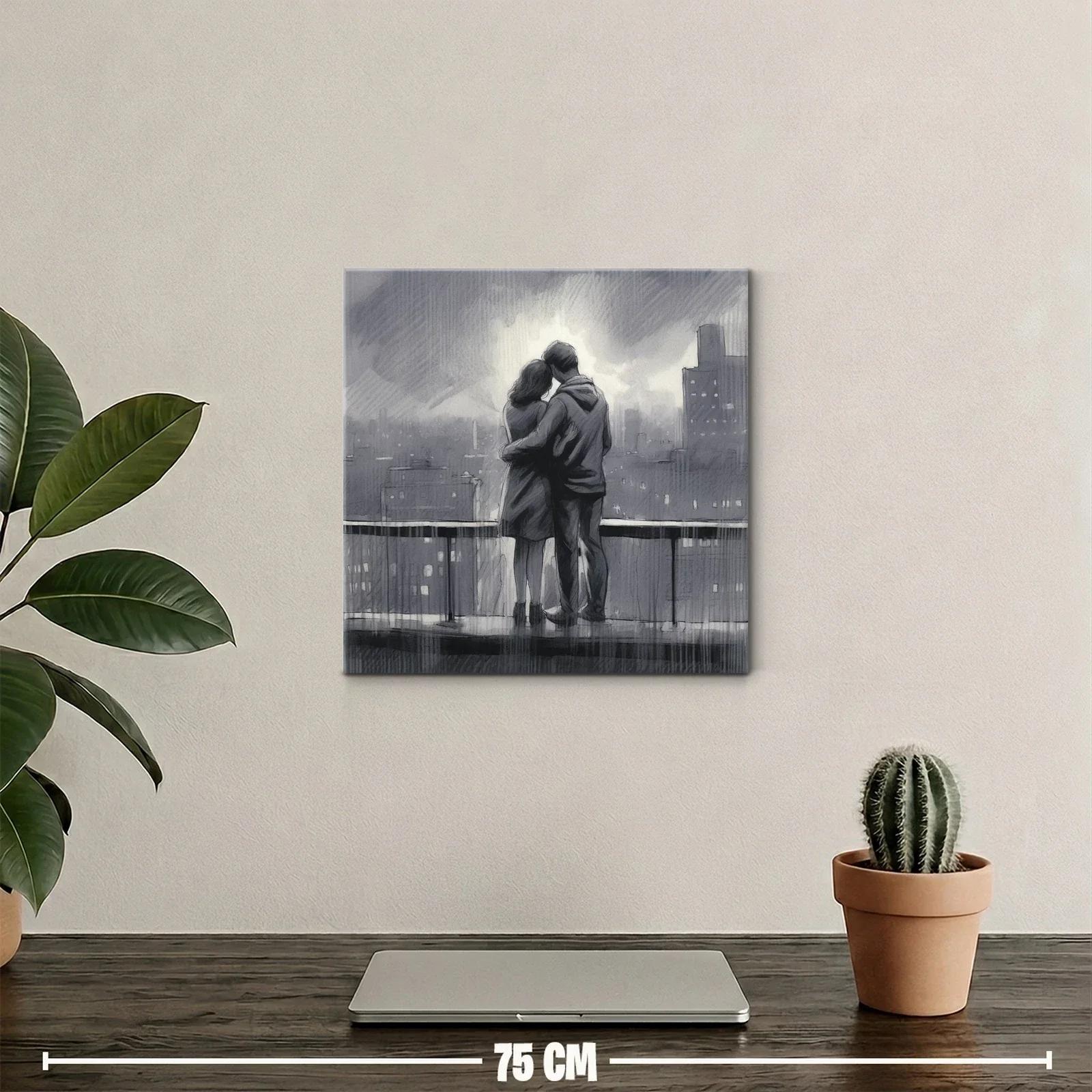 Pareja abrazada en ciudad gris con luz tenue al fondo — miniatura 2