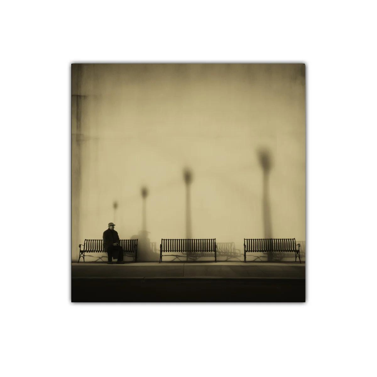 Paisaje urbano melancólico con bancos y figura solitaria — miniatura 1